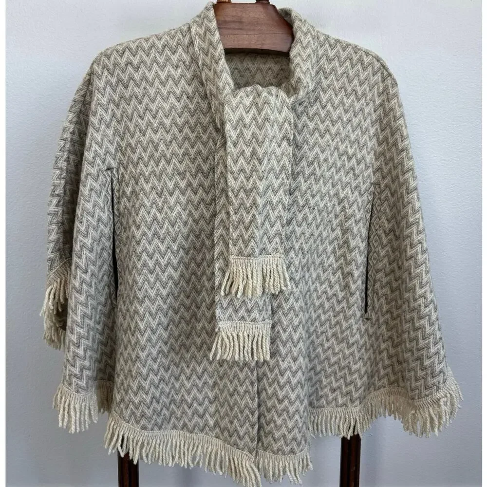 Lagenlook Fringed Poncho Cape Capelet Chevron Knit Boho Cottagecore Oatmeal Gray